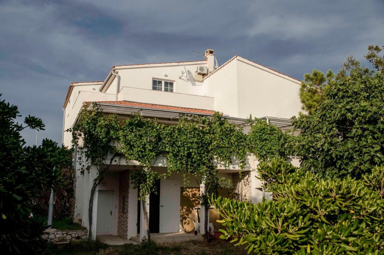 Guesthouse Sime Kolan Bagian luar foto