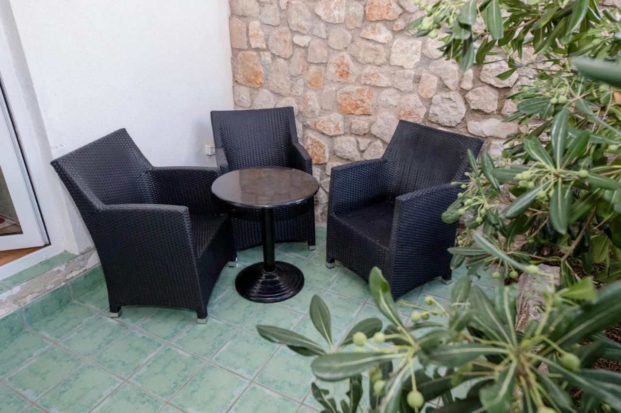 Guesthouse Sime Kolan Bagian luar foto